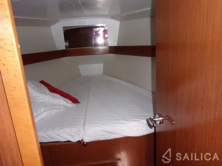 Oceanis 37 - Yacht Charter Sailica