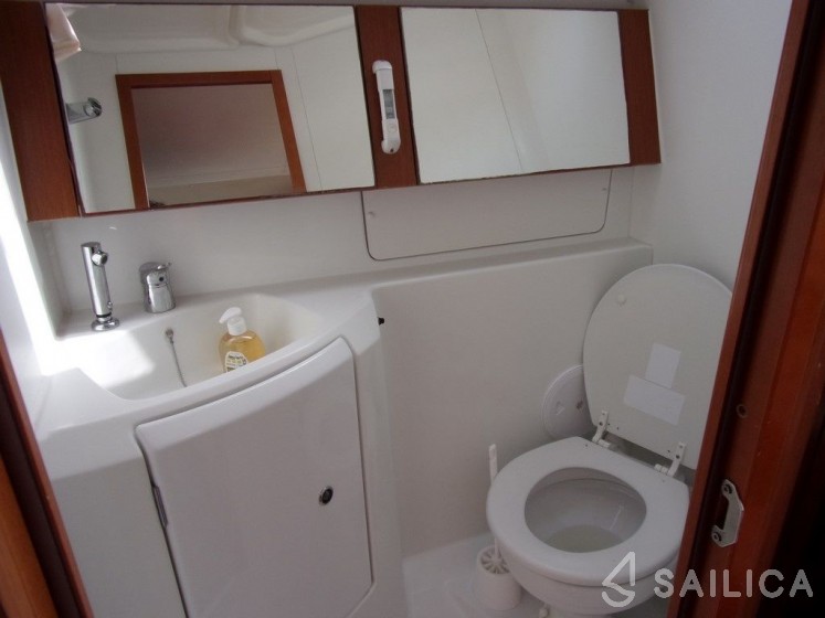 Oceanis 37 - Yacht Charter Sailica