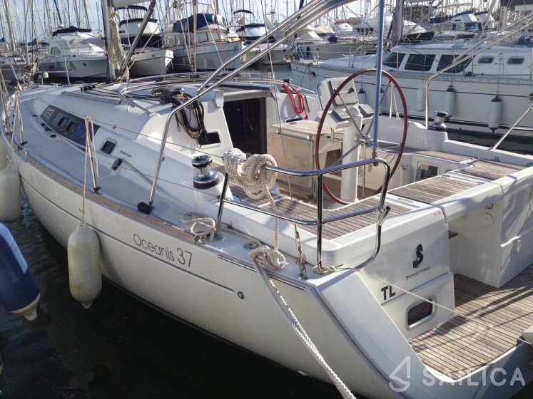 Oceanis 37 - Yacht Charter Sailica