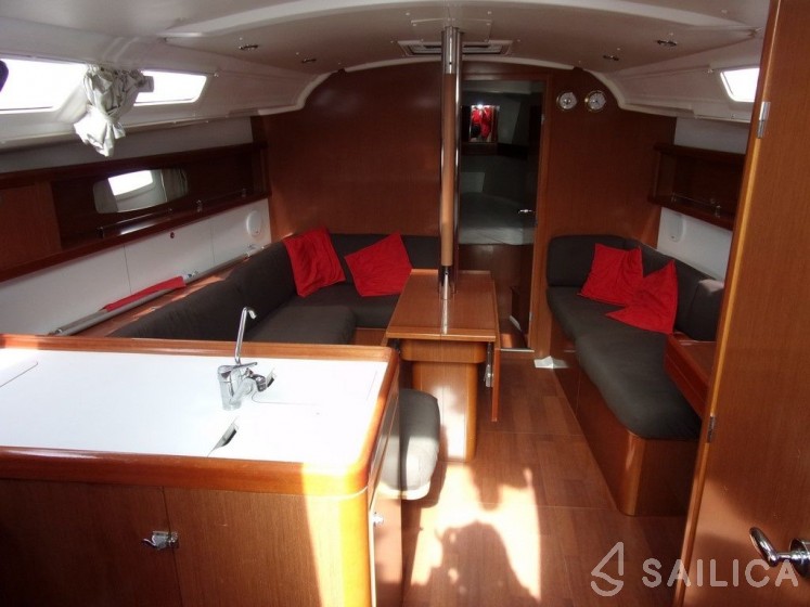 Oceanis 37 - Yacht Charter Sailica