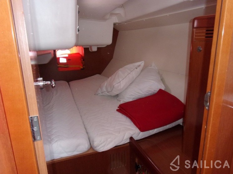 Oceanis 37 - Yacht Charter Sailica