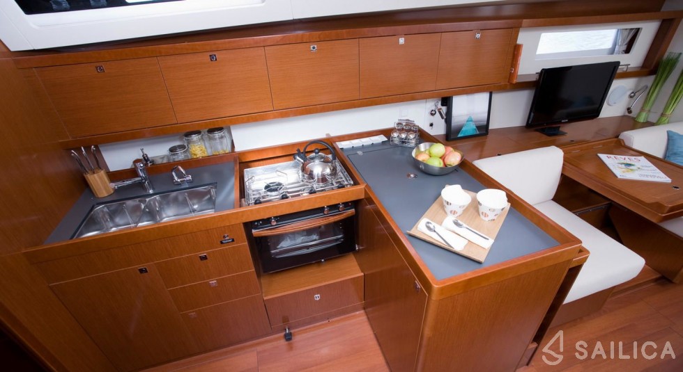 Oceanis 45 - Yacht Charter Sailica