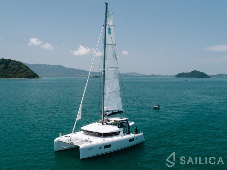 Lagoon 42 - Yacht Charter Sailica