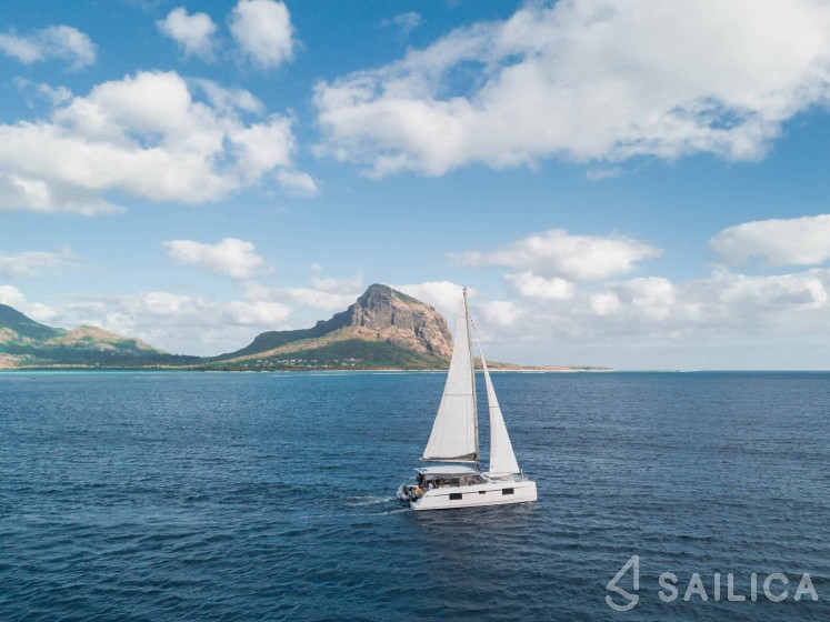 Nautitech 40 open NEW - 4 + 2 cab. - Yacht Charter Sailica