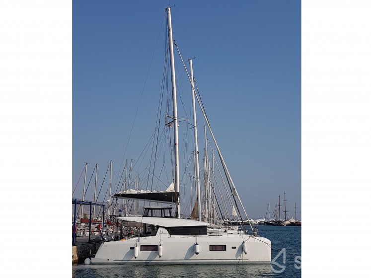 Lagoon 42 - Yacht Charter Sailica
