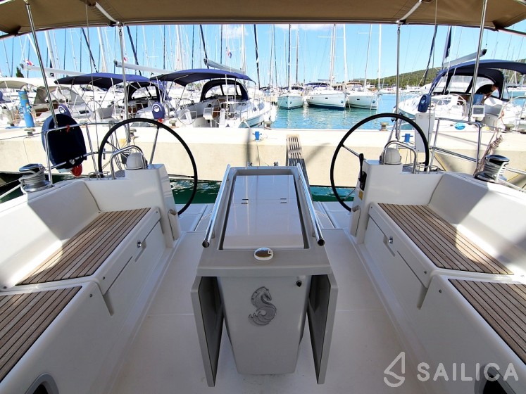 Oceanis 45 - Yacht Charter Sailica