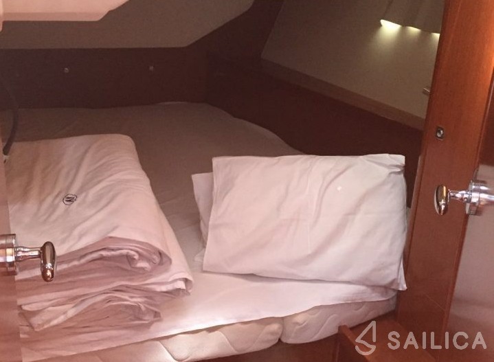 Oceanis 45 - Yacht Charter Sailica