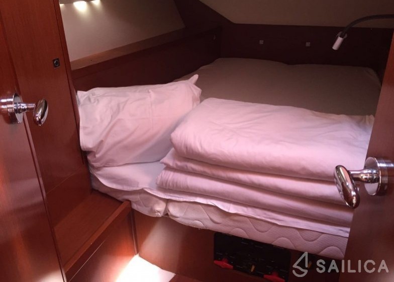 Oceanis 45 - Yacht Charter Sailica
