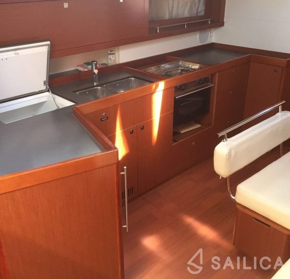 Oceanis 45 - Yacht Charter Sailica