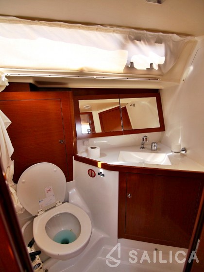 Oceanis 45 - Yacht Charter Sailica