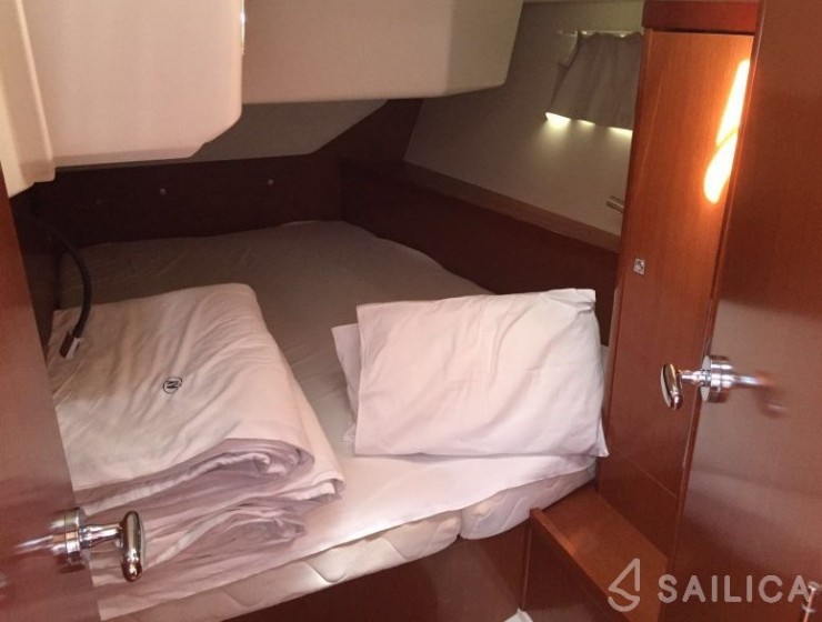 Oceanis 45 - Yacht Charter Sailica