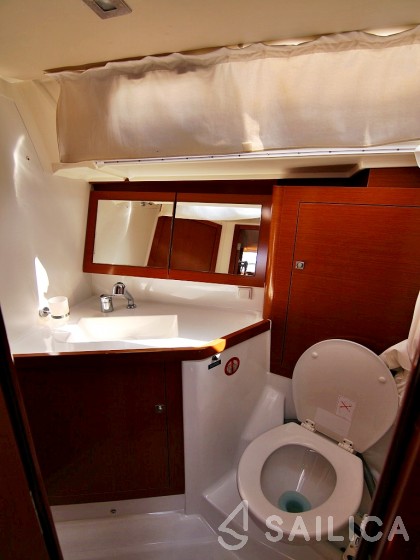 Oceanis 45 - Yacht Charter Sailica