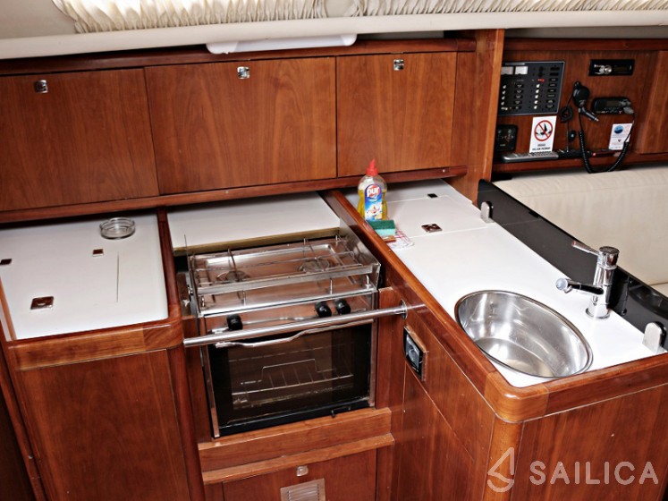 Eminence 40 - Yacht Charter Sailica