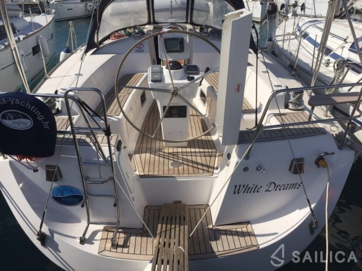 Eminence 40 - Yacht Charter Sailica