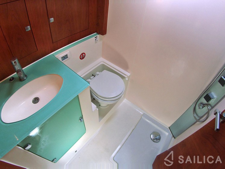 Eminence 40 - Yacht Charter Sailica