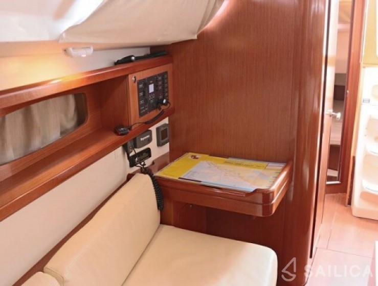 Oceanis 34 - Yacht Charter Sailica