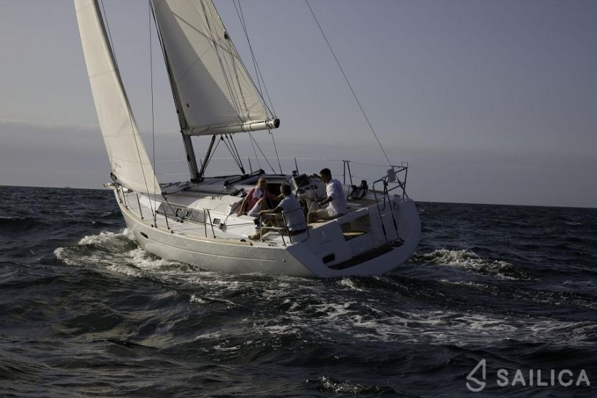 Oceanis 34 - Yacht Charter Sailica