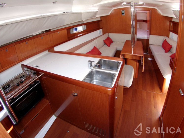 Oceanis 34 - Yacht Charter Sailica