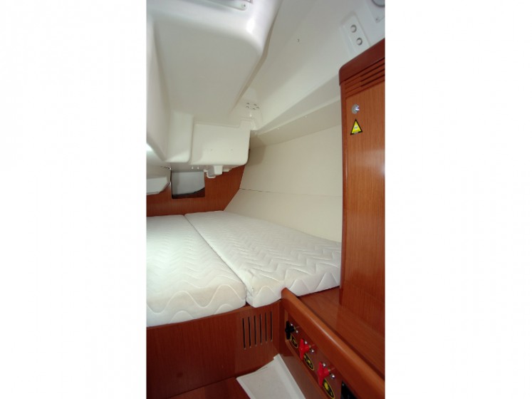 Oceanis 34 - Yacht Charter Sailica
