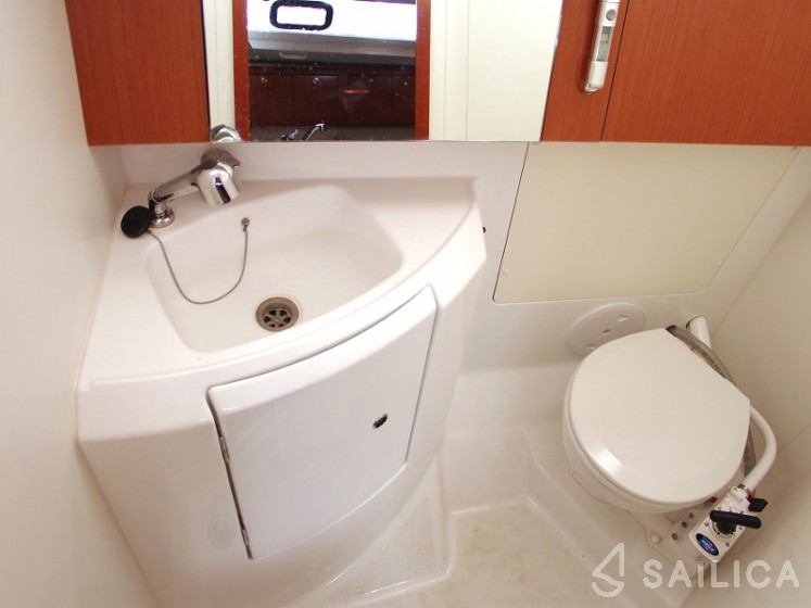 Oceanis 34 - Yacht Charter Sailica