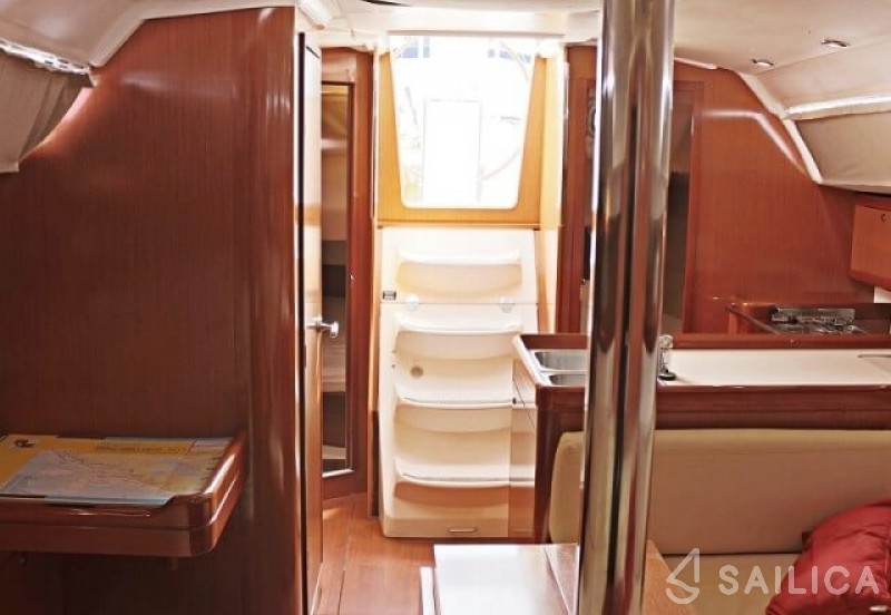 Oceanis 34 - Yacht Charter Sailica