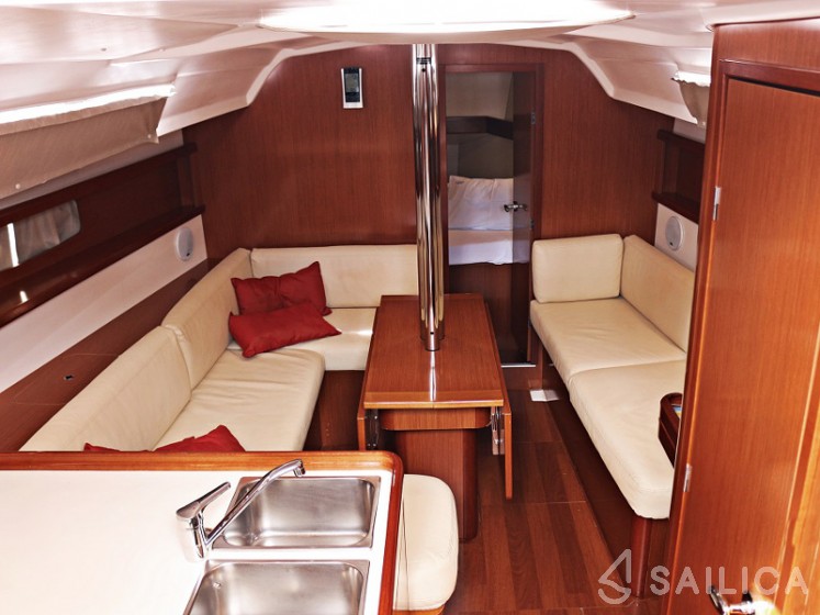 Oceanis 34 - Yacht Charter Sailica
