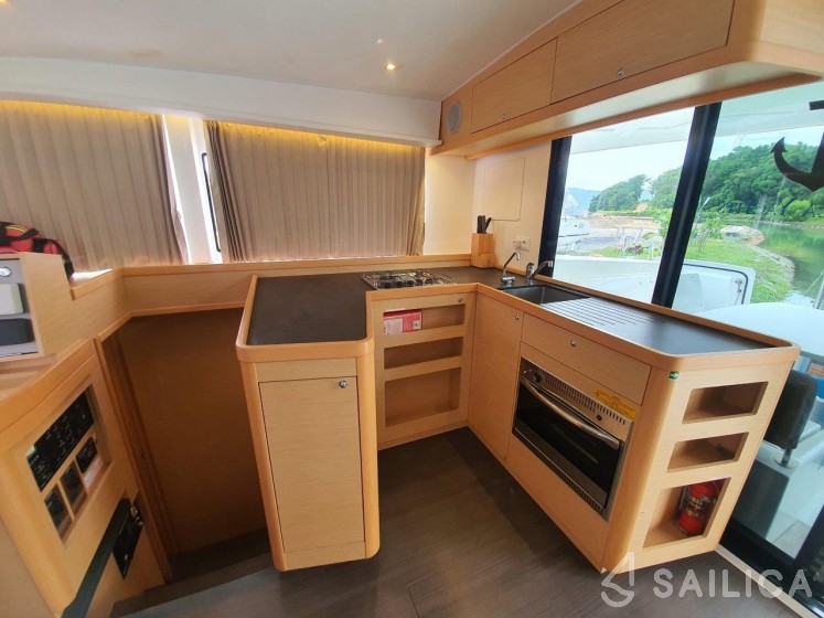 Lagoon 42 - Yacht Charter Sailica