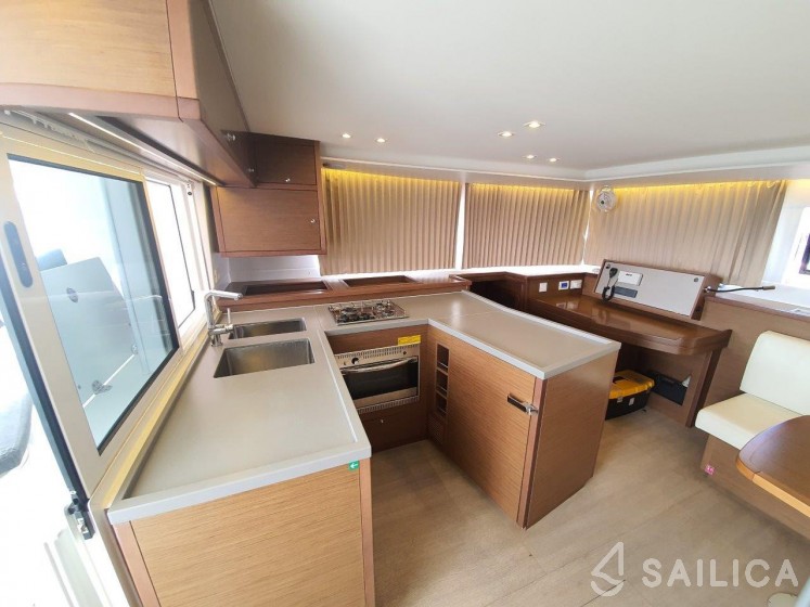 Lagoon 450 S - 4 + 2 cab. - Yacht Charter Sailica