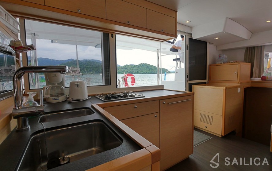 Lagoon 400 S2 - Yacht Charter Sailica