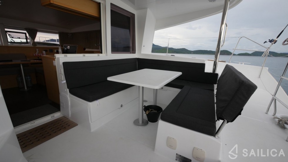 Lagoon 400 S2 - Yacht Charter Sailica