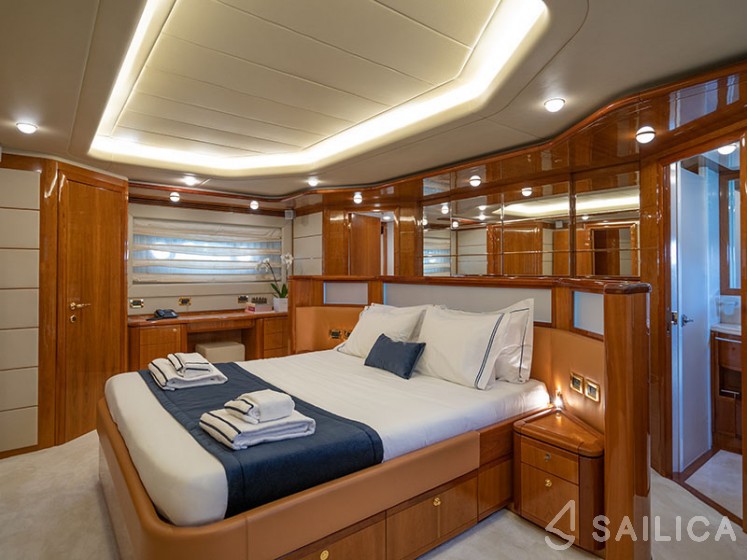 Ferretti 880 - Yacht Charter Sailica