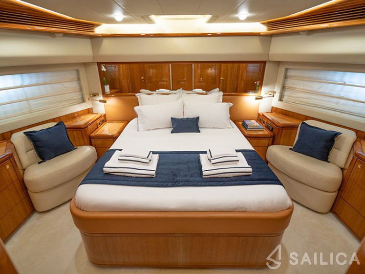 Ferretti 880 - Yacht Charter Sailica