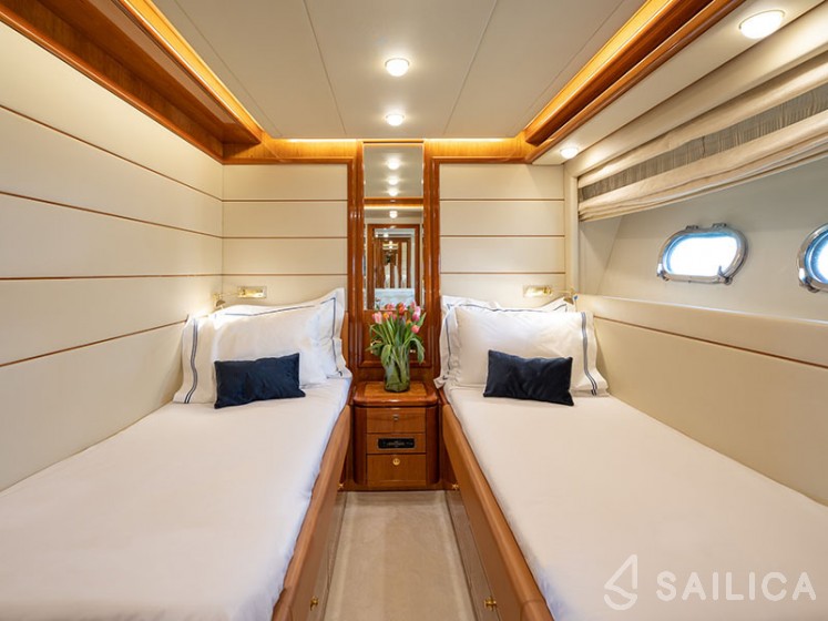 Ferretti 880 - Yacht Charter Sailica