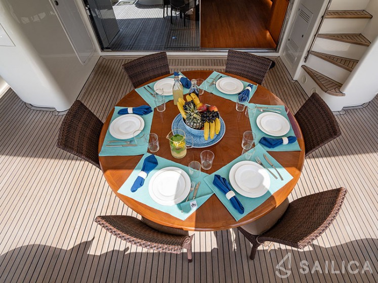 Ferretti 880 - Yacht Charter Sailica