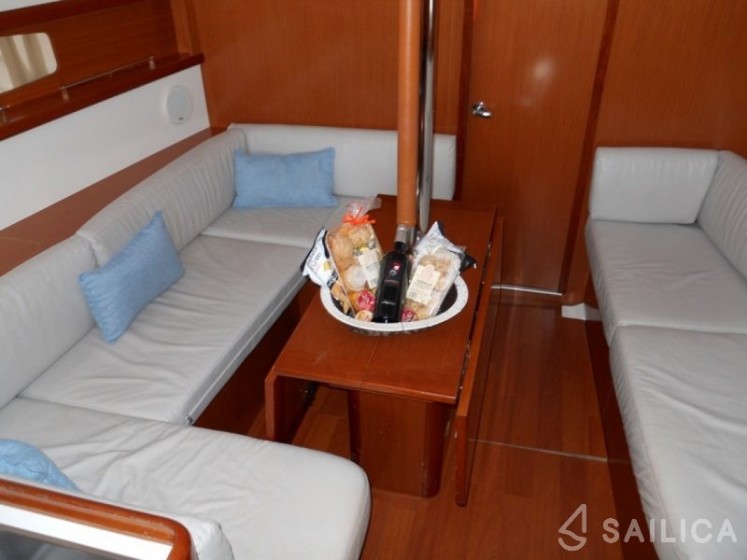 Oceanis 373 - Yacht Charter Sailica