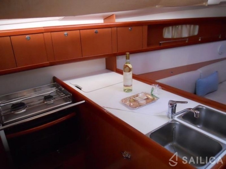 Oceanis 373 - Yacht Charter Sailica