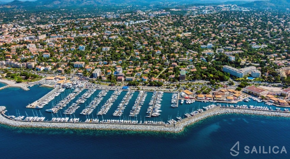 Lagoon 42 - Yacht Charter Sailica