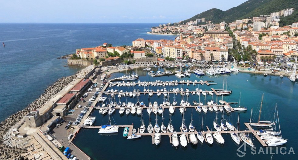 Lagoon 42 - Yacht Charter Sailica