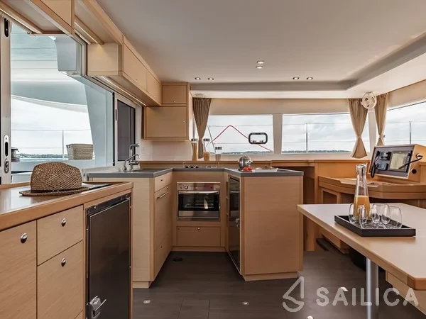 Lagoon 450  Flybridge - Yacht Charter Sailica