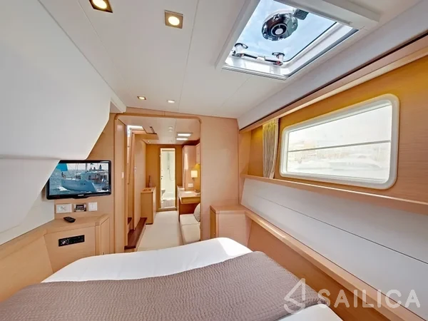 Lagoon 450  Flybridge - Yacht Charter Sailica