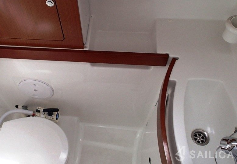 Beneteau 411 - Yacht Charter Sailica