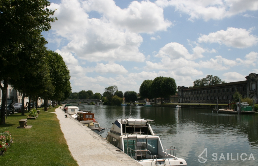 Le Boat Cirrus A - Yacht Charter Sailica