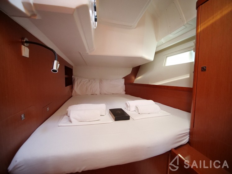 Oceanis 45 - Yacht Charter Sailica