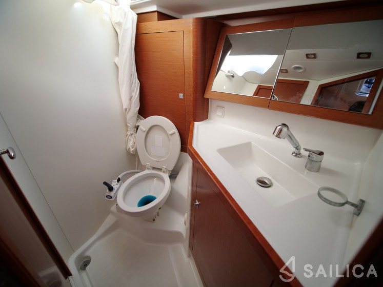 Oceanis 45 - Yacht Charter Sailica