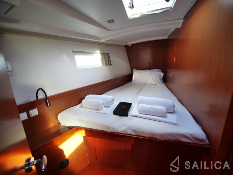 Oceanis 45 - Yacht Charter Sailica
