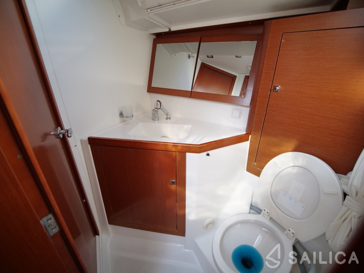 Oceanis 45 - Yacht Charter Sailica