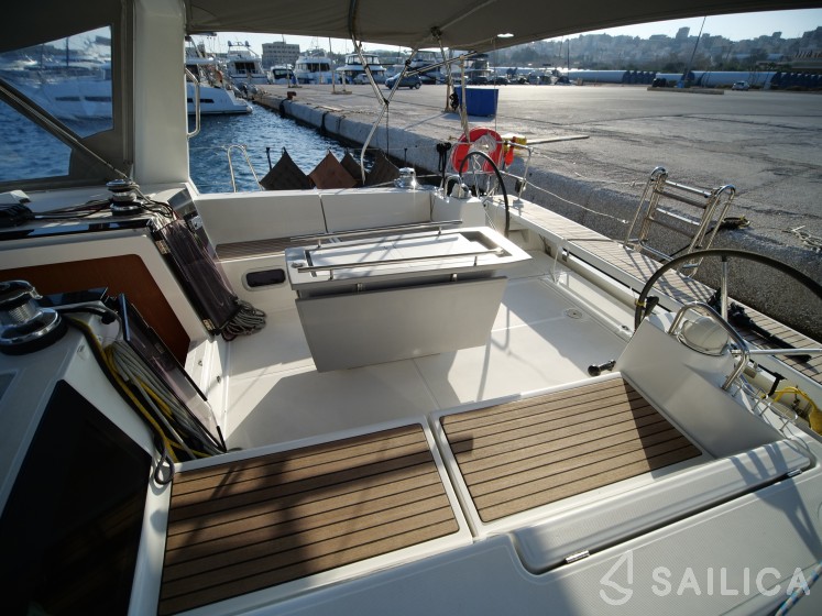 Oceanis 45 - Yacht Charter Sailica