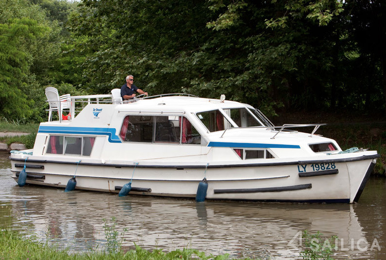 Le Boat Corvette A - Yacht Charter Sailica