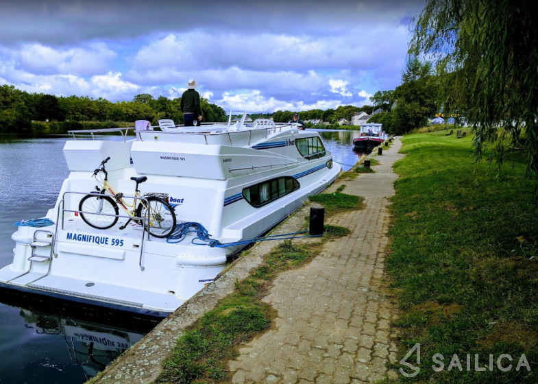 Le Boat Crusader - Yacht Charter Sailica