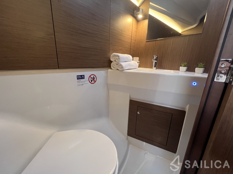 Oceanis 40.1 - Yacht Charter Sailica